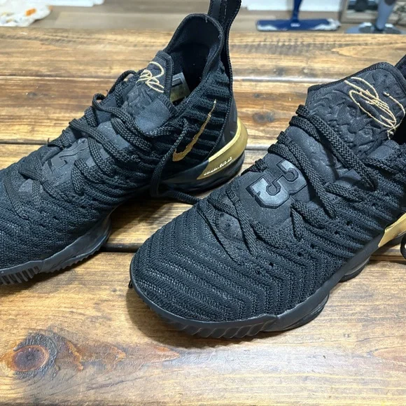 Nike LeBron 16 I'm King